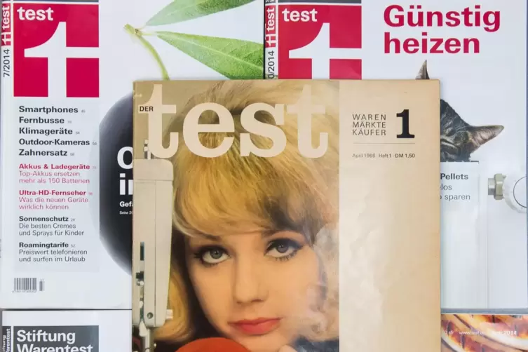 Die erste Ausgabe der Zeitschrift &bdquo;Der Test&ldquo; vom April 1966 zusammen mit vier aktuelleren Ausgaben: Die Stiftung Warentest finan