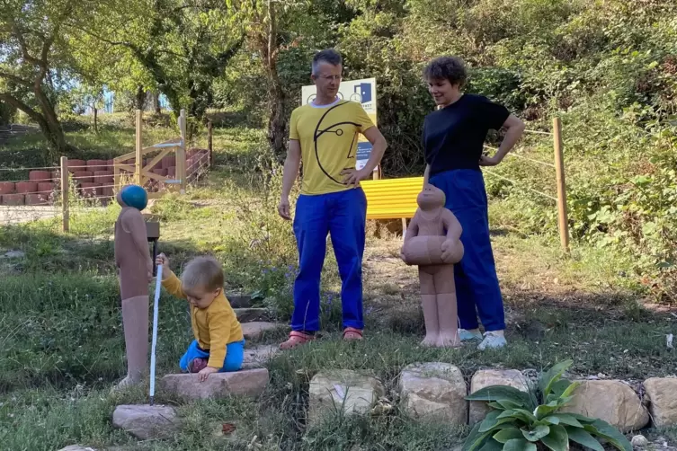  Elton Eerkens und Daniela Nadolleck (hier mit Sohn Ilja) haben in ihrem neuen Domizil in St. Martin als erstes einen &bdquo;Ausstellu