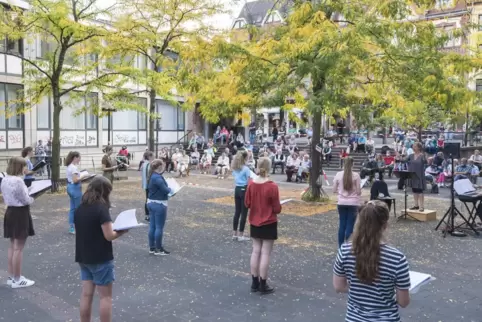  Spaß am Singen – trotz Abstands. Erstmals haben die Musikfreunde der Stiftskirchen-Gemeinde ein Open-Air-Konzert im Innenhof au