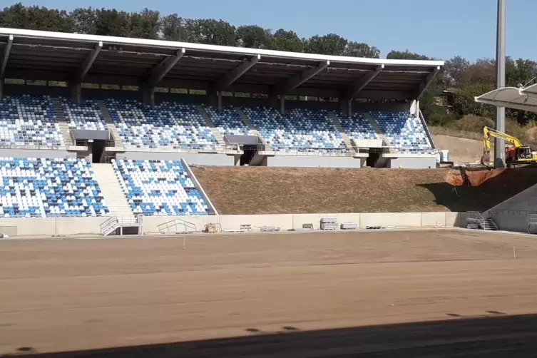 F&uuml;r die Gr&uuml;nfl&auml;chen, die an beiden Enden der Gegengeraden in der Trib&uuml;nenwand klaffen, hat der offizielle Sprachgebrauch die Bez