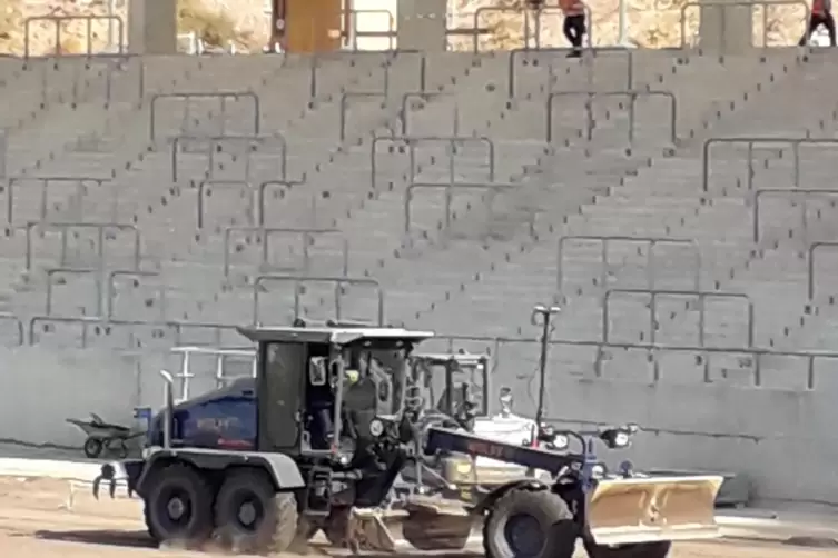 Vor der Fantrib&uuml;ne wird der Spielfeldboden begradigt.