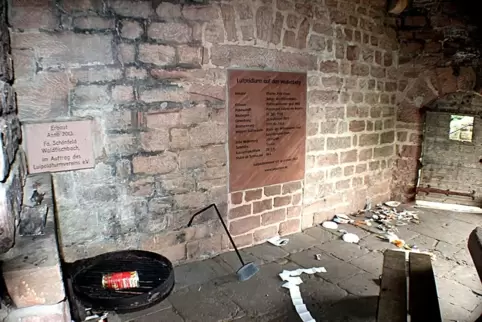 In der Vergangenheit kam es am Luitpoldturm immer wieder zu Vandalismus. Nun wurde der Kamin zugemauert. 