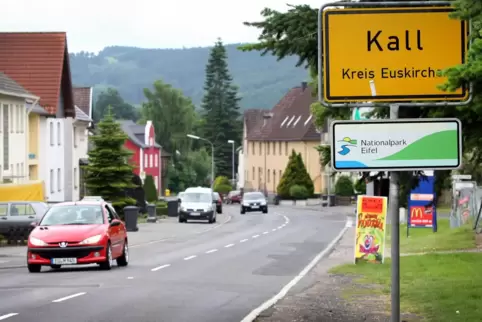 Die Provinz als literarische Hauptstadt: Kall in der Eifel, sein Wohnort ist auch der Schauplatz der Romane des vielfach ausgeze Die Provinz als literarische Hauptstadt: Kall in der Eifel, sein Wohnort ist auch der Schauplatz der Romane des vielfach ausgeze
