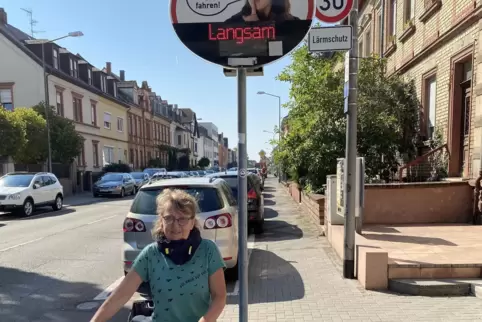 Hier fahren viele Autos zu schnell: Irmgard Münch-Weinmann in der Landauer Straße. Hier fahren viele Autos zu schnell: Irmgard Münch-Weinmann in der Landauer Straße.