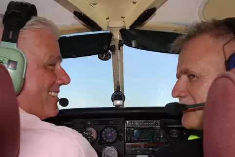 Im Cockpit: Pilot Ralph-Ingo Stumpf (links) und Copilot Erik Wieman.