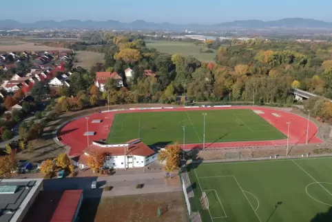Stadion und Kunstrasenplatz, daneben die Sporthalle. 