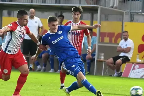 Spielte erstmals von Beginn an für den FKP: Stürmer Tom Schmitt (in Blau), hier verfolgt vom Offenbacher Luigi Campagna.