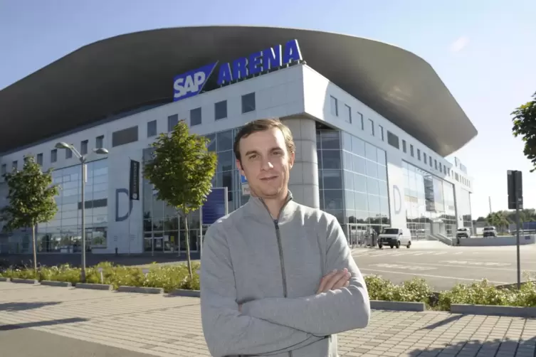 Vor der Mannheimer SAP-Arena: Daniel Hopp, auch Geschäftsführer der Adler Mannheim. 