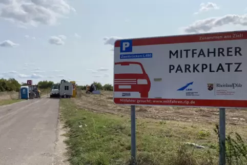 Seit vergangener Woche ist der alte Mitfahrer-Parkplatz beim Kubota-Werk Baustelle. Ein neuer, größerer wird unweit des alten an