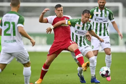 Hoffnungsträger: Neuzugang Ermedin Demirovic (rotes Trikot).