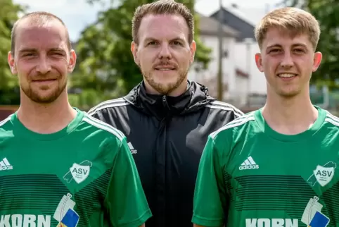 Zwei Neue und ein Quasi-Neuzugang: Trainer Andreas Köhler (Mitte) hat mit Mario Montag (rechts) einen echten Strafraumstürmer be
