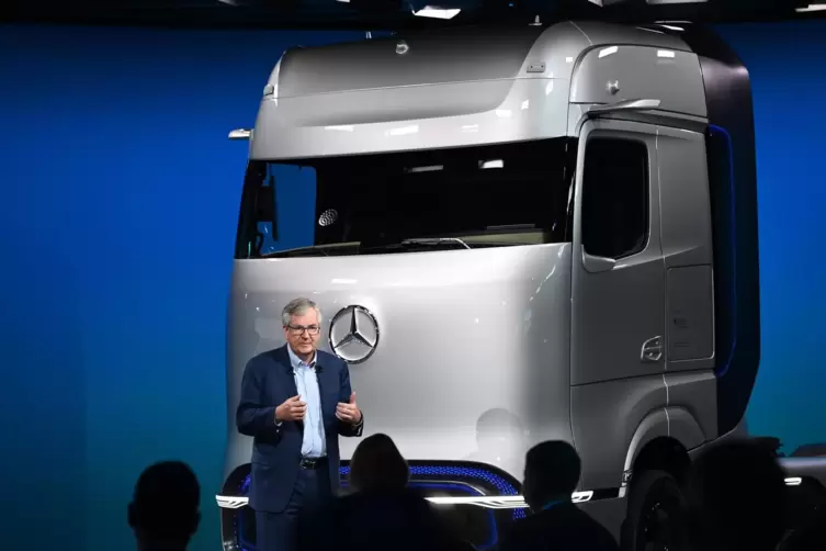 Martin Daum, Vorstandsvorsitzender Daimler Trucks & Buses, präsentiert einen Prototyp eines neuartigen Mercedes-Benz-Lkws. 