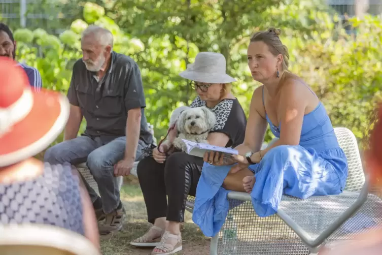 Auch Autorin Sarina Wolf (rechts) ist froh, dass das kulturelle Leben – wie hier bei einer Lesung im Rosengarten Anfang August –