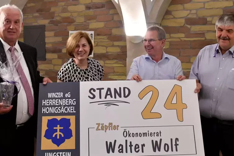 Walter Wolf (links) erhielt von Annemarie Schnell, Gerd Freiermuth und Wolfgang Krapp ein originelles Präsent.