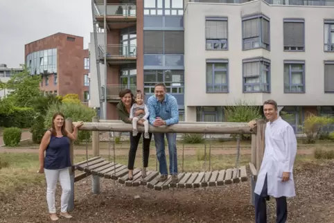 Kükenkoje-Vorstandsmitglied Simone Bacher-Geib, Jenny Nguyen mit Töchterchen Maya, Papa Arne Knodel und Klinikdirektor und Beira Kükenkoje-Vorstandsmitglied Simone Bacher-Geib, Jenny Nguyen mit Töchterchen Maya, Papa Arne Knodel und Klinikdirektor und Beira
