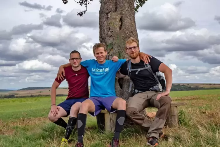 Fabian Janssen, Lukas Bion und Christopher Rauch (von links) wollen innerhalb von 24 Stunden 133 Kilometer von Kröppen an den Ma