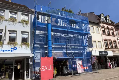 Auffällig: das eingerüstete Haus in der Maximilianstraße. Auffällig: das eingerüstete Haus in der Maximilianstraße.