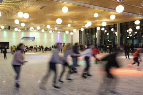 Die Eisbahn ist Treffpunkt für Menschen aller Altersklassen und aller sozialen Schichten – hieß es mehrfach im Jugendhilfeaussch