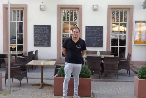 Manuel Herrmann vor seinem Bistro in der Gräfenaustraße.