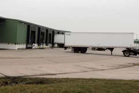 Viele Lkws fahren das US Depot täglich an. Manche haben Gefahrgut geladen. 