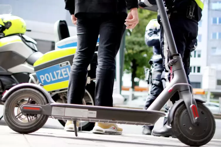 Die Polizei weist darauf hin, dass für E-Scooter, die im öffentlichen Straßenverkehr bewegt werden, immer eine Betriebserlaubnis