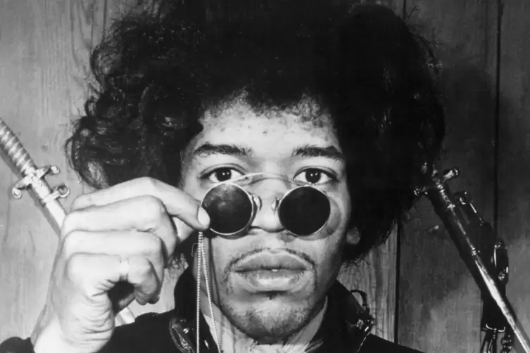 Durch seine experimentelle Spielweise auf der Rock-E-Gitarre und seine Auftritte bei Musikfestivals wurde Jimi Hendrix zur Legen