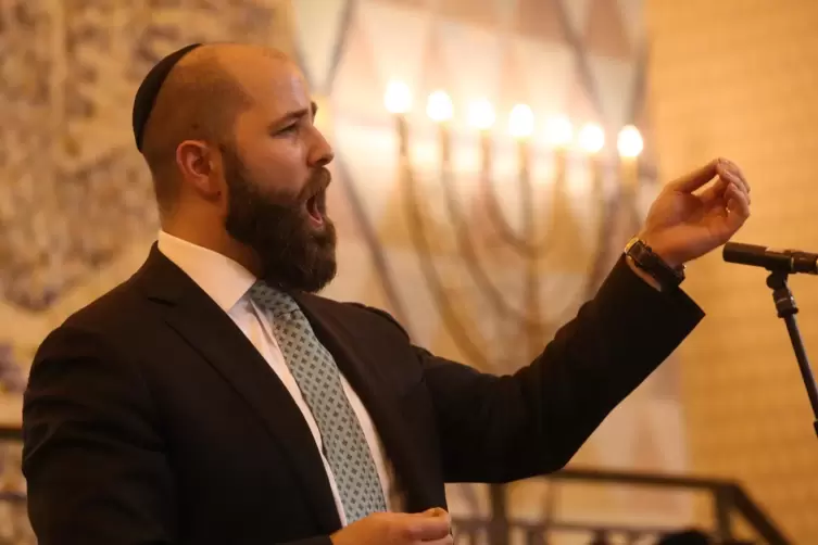 Opernsänger und jüdischer Kantor: Yoni singt in der Synagoge.