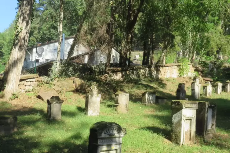 Die Begrenzungsmauer des jüdischen Friedhofs muss repariert werden. Wer dafür zahlt, ist aber offen. 