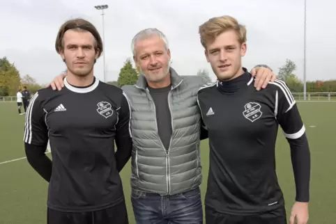 Marco (links) und Fabio Reithermann mit ihrem Vater Volker. Der wurde vor Kurzem 50 Jahre alt. 