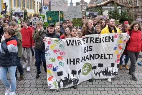 2020 in dieser Form nicht möglich: Klima-Kundgebung dicht an dicht wie Ende November 2019 in Speyer. 2020 in dieser Form nicht möglich: Klima-Kundgebung dicht an dicht wie Ende November 2019 in Speyer.