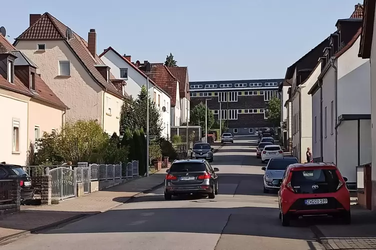 In der Mendelssohnstraße soll ein Unbekannter einen Jungen bis zur Herzog-Wolfgang-Realschule plus (im Hintergrund zu sehen) ver