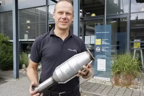 KFZ-Meister Claus Hübner zeigt einen Katalysator. Die Autoteile sind aktuell bei Dieben sehr beliebt, was die Polizei in der Wes