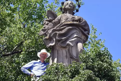 Aussichtspunkt: Herbert Gießen vor der Madonnenstatue im Mariengarten oberhalb von Forst.