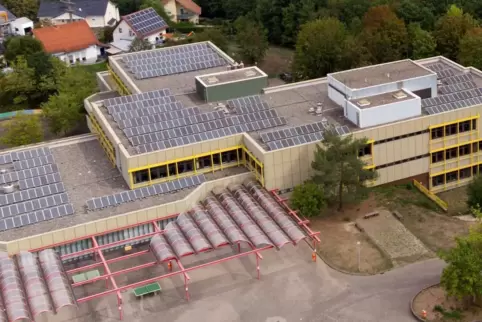 Ein Luftbild des Schulzentrums auf dem Roßberg mit der Realschule plus, die an der GOS mit dem Siebenpfeiffer-Gymnasium festhalt