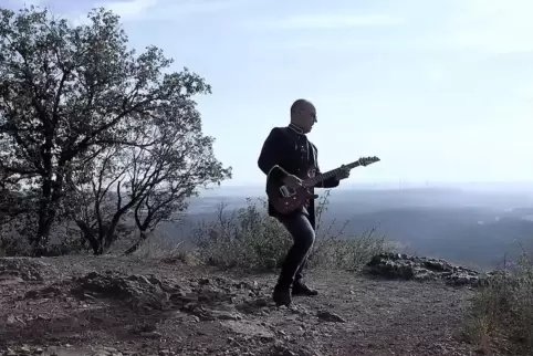 Hoch oben auf dem Pfalz-Gipfel: Markus Pfeffer. Produzent Christian Esche hat Szenen für das Musikvideo auf dem Donnersberg, abe