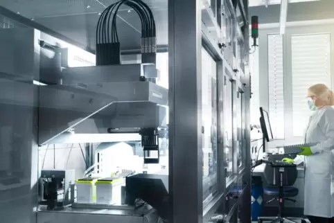  Eine Mitarbeiterin von Biontech steht in einem Labor des Unternehmens in Mainz.