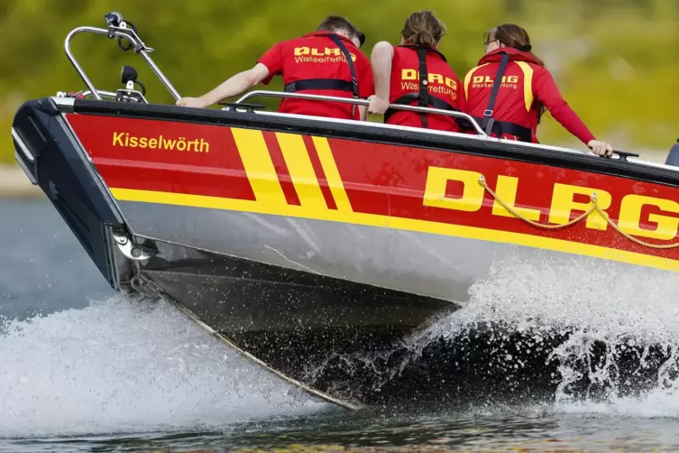 Ein DLRG-Rettungsboot bei einer Übung auf dem Rhein beim rheinhessischen Nackenheim. 
