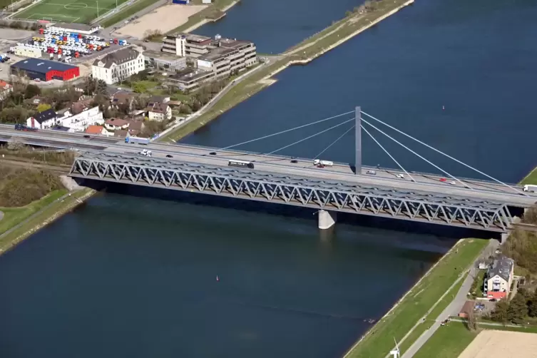 Die bestehende Rheinbrücke zwischen Wörth und Karlsruhe. Im Vordergrund ist die Eisenbahnbrücke zu erkennen. 
