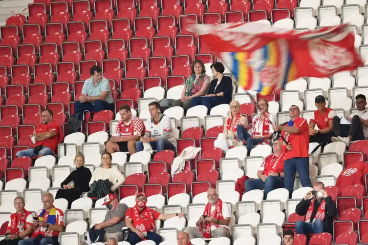 Ein fast schon ungewohntes Bild: Fans in einem Fußballstadion. Unser Foto zeigt eine Szene von der Tribüne beim DFB-Pokalspiel z