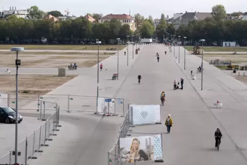 Gähnende Leere statt volle Festzelte: Auf der Theresienwiese gilt am Samstag Alkoholverbot.