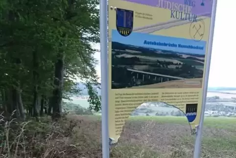 Die demolierte Hinweistafel.