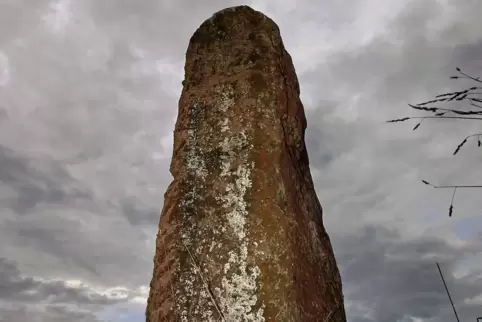 Malerisch: der „Lange Stein“ bei Mittelbrunn im Landkreis Kaiserslautern. „Menhir“ heißt im Übrigen genau das: langer Stein.