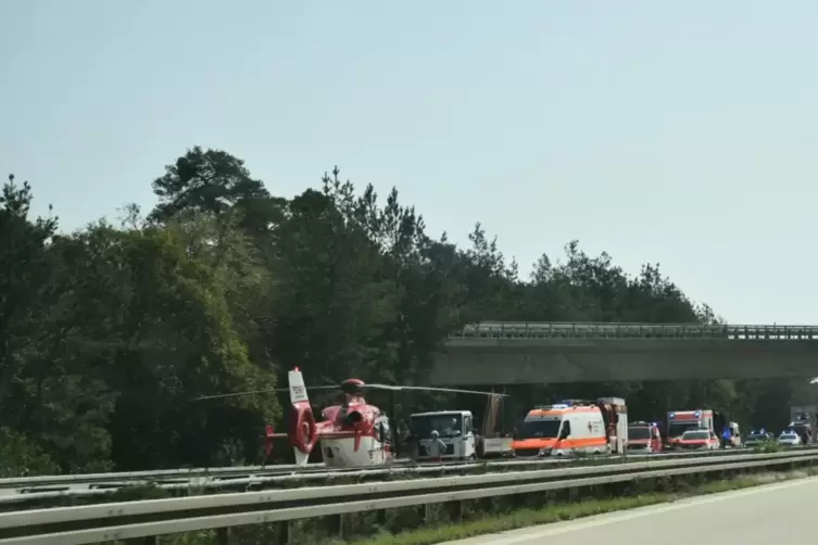 Die A6 bei Hockenheim musste für die Landung des Rettungshubschraubers gesperrt werden.