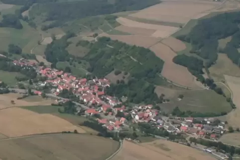 Luftaufnahme von Unkenbach. Die gut erkennbare Ortsdurchfahrt ist offenbar eine Rennstrecke.