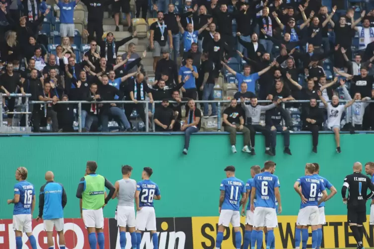 Im DFB-Pokal gab es in Rostock verstörende Bilder von Anhängern, die sich nicht an die geltenden Abstands- und Hygieneregeln hie