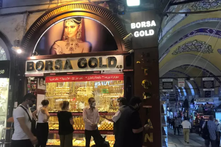Im Istanbuler Basar ist derzeit nichts so gefragt wie Gold. 