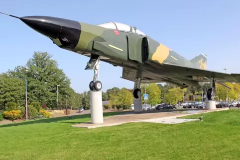 Blickfang: Die RF 4-C Phantom im Kreisel auf der Air Base. 