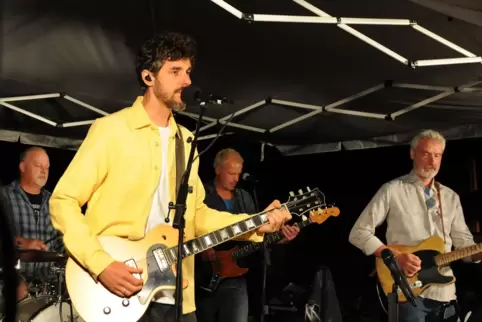 Markus Vollmer (gelbes Hemd) bei einem tollen Auftritt mit der Elville Blues Band 