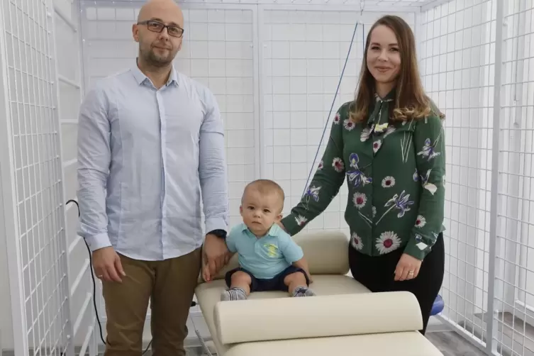 Paulina Kowalski mit ihrem Mann Tomasz und Sohn Jan in ihrer neuen Physiotherapiepraxis in Rockenhausen.