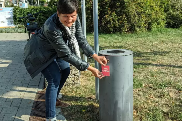 Umweltdezernentin Waltraud Blarr bringt einen der neuen Aufkleber an einer M&uuml;lltonne an. 